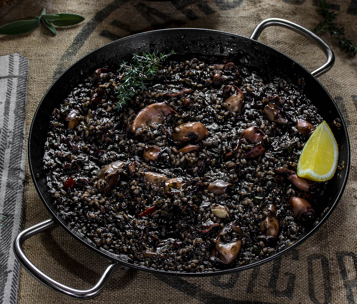 Delicioso Arroz Negro con Chipirones: Un Exquisito Placer Culinario