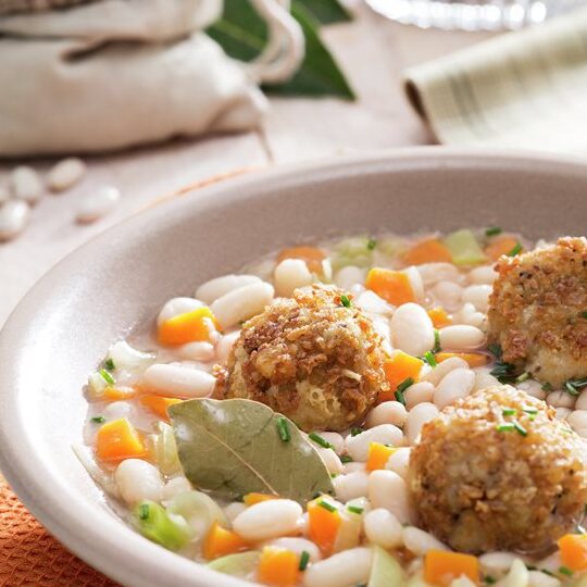 Delicioso plato con judías blancas, almejas y langostinos te sorprenderá,