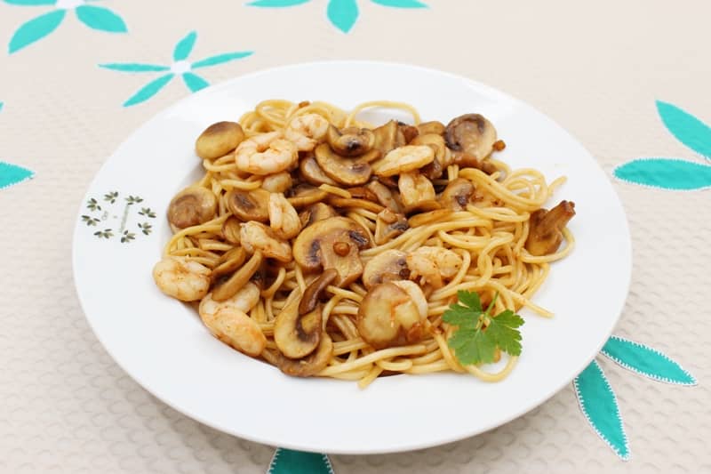 Deliciosos espaguetis con champiñones y gambas: una combinación irresistible