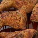 Deliciosos y jugosos muslos de pavo al horno con irresistible salsa,