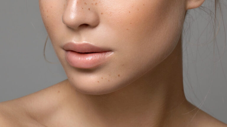 Elimina manchas de labial eficazmente con estos consejos